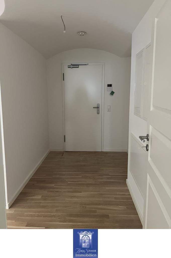 Liebevoll und modern sanierte Wohnung im Erstbezug! Erker, Fußbodenheizung, Parkett! 3 zimmer