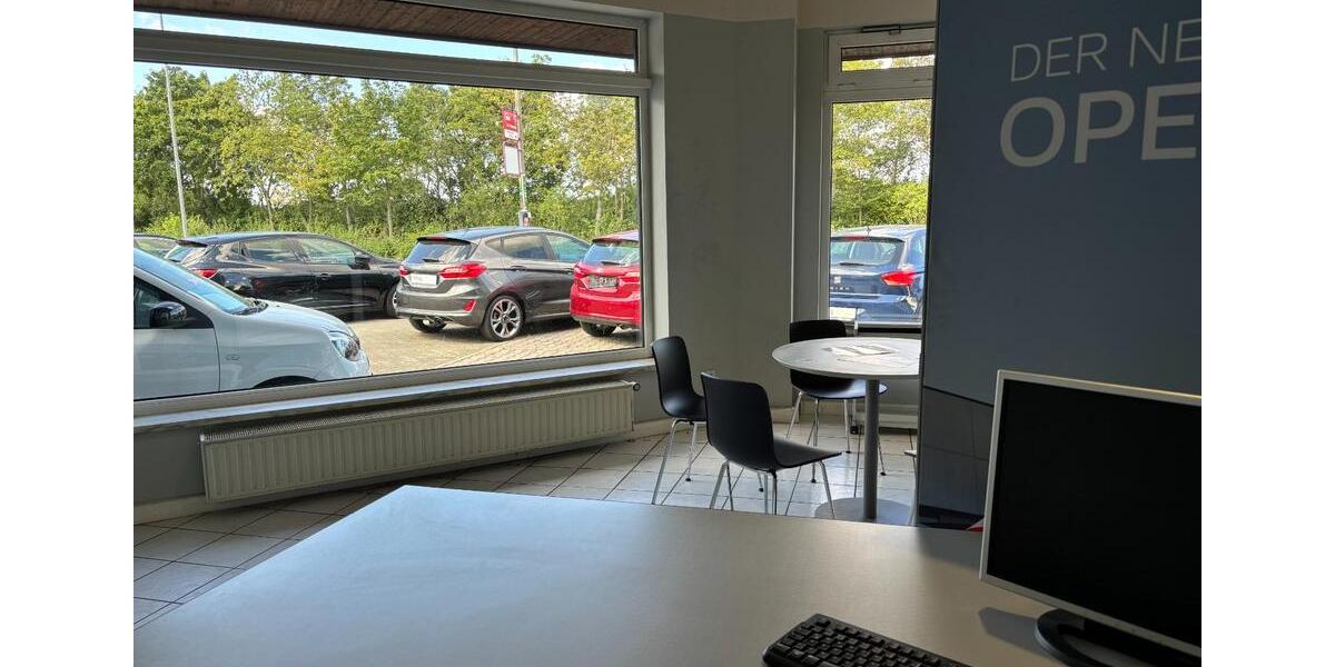Offener Arbeitsplatz in einem Showroom eines Autohauses in Zeulenroda-Triebes zimmer