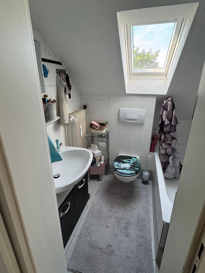 Helle 2-Zimmer DG-Wohnung mit Balkon