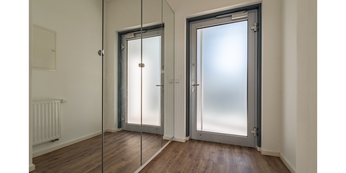 EINBAUKÜCHE – MODERNES WANNENBAD MIT FENSTER – TERRASSE – EINBAUSCHRANK - Terrassenwohnung Freital Deuben | Angebot:25887763