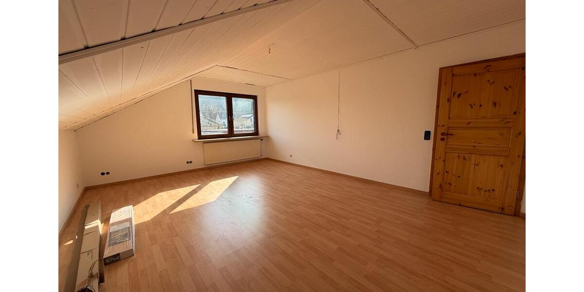 Dachgeschoßwohnung Siegen Eiserfeld - 3 Zimmer, 105 m&sup2;, 850&euro; | Angebot:25258307
