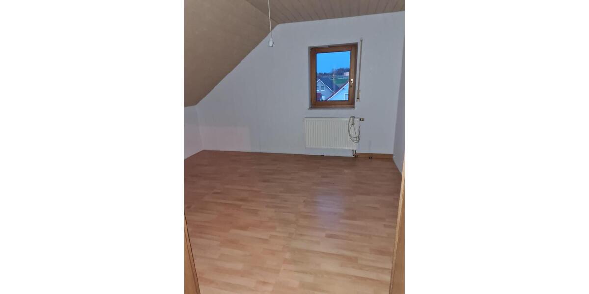 Dachgeschoßwohnung Schrozberg - 3.5 Zimmer, 70 m&sup2;, 600&euro; | Angebot:24352610