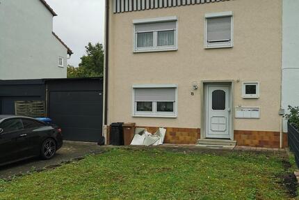 Ein- bis Zweifamilienhaus mit Garten, Garage und zwei Stellplätze zimmer