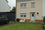 Ein- bis Zweifamilienhaus mit Garten, Garage und zwei Stellplätze zimmer