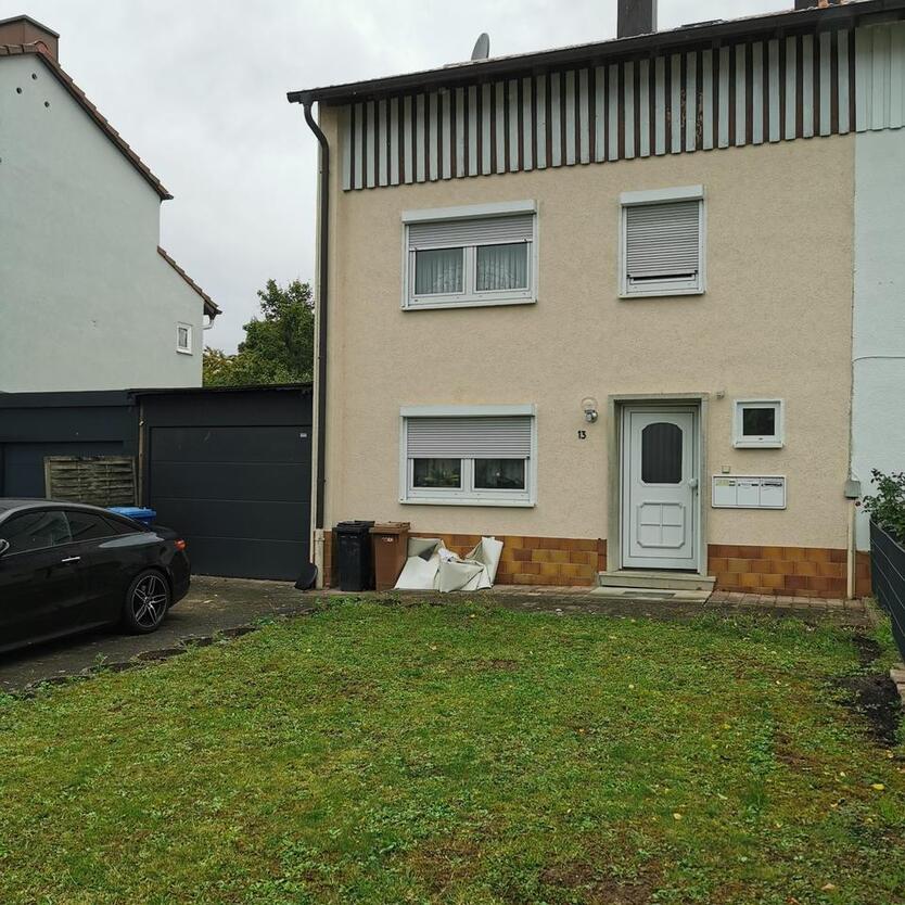 Ein- bis Zweifamilienhaus mit Garten, Garage und zwei Stellplätze zimmer