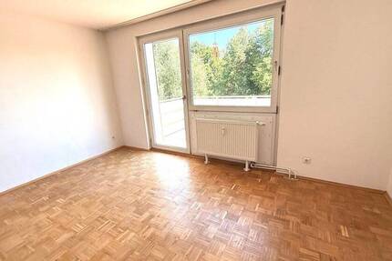 Top 3 Zimmerwohnung mit Balkon, Gästetoilette und grossen Balkon