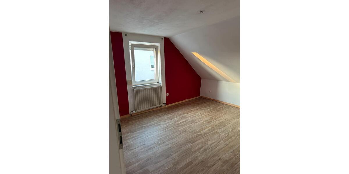 Dachgeschoßwohnung Neuburg an der Donau - 4 Zimmer, 100 m&sup2;, 1.200&euro; | Angebot:26075467