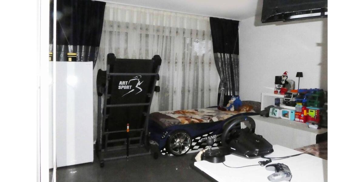 AUMÜLLER-Immobilien - Moderne energiesparsame 4-Zi-EG-Wohnung mit überdachtem Balkon und Carport 4 zimmer