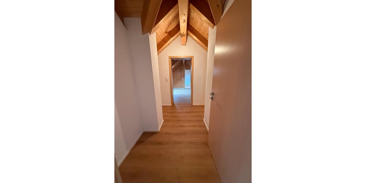 Dachgeschoßwohnung Ergolding - 5 Zimmer, 130 m&sup2;, 1.665&euro; | Angebot:26269095