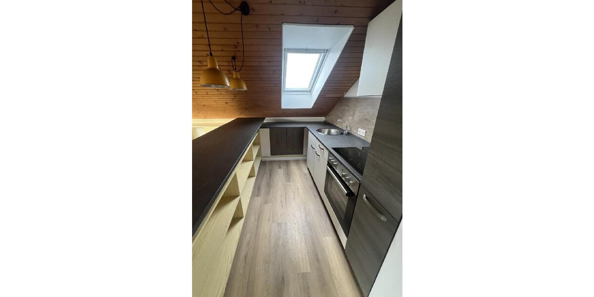 Gemütliche 2-Zimmer-Dachgeschosswohnung mit Einbauküche und Badewanne 2 zimmer