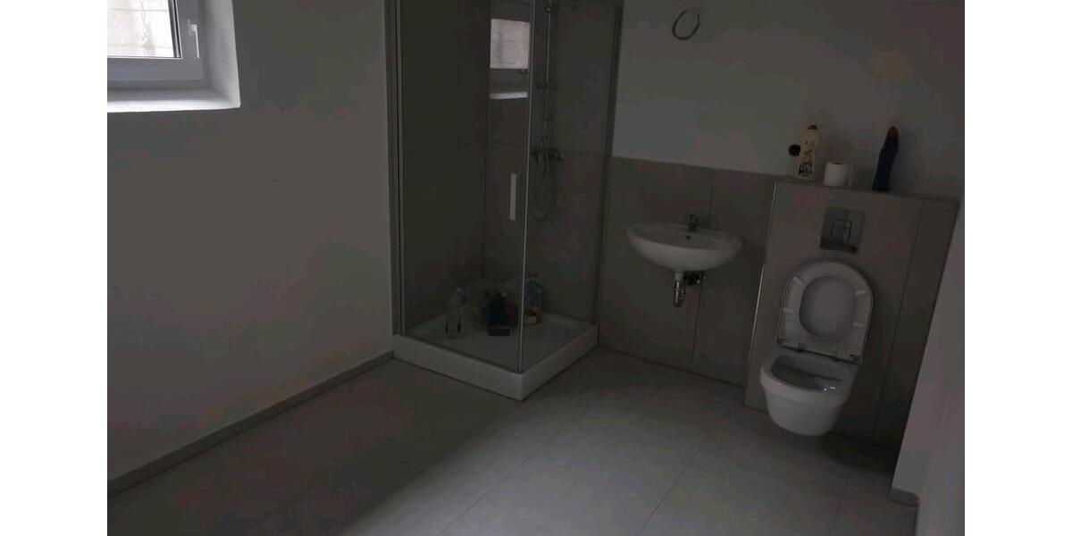 NEU SANIERTE WOHNUNG WOHNGEMEINSCHAFT 3 SCHLAFZIMMER 1 WOHNZIMMER 1 zimmer