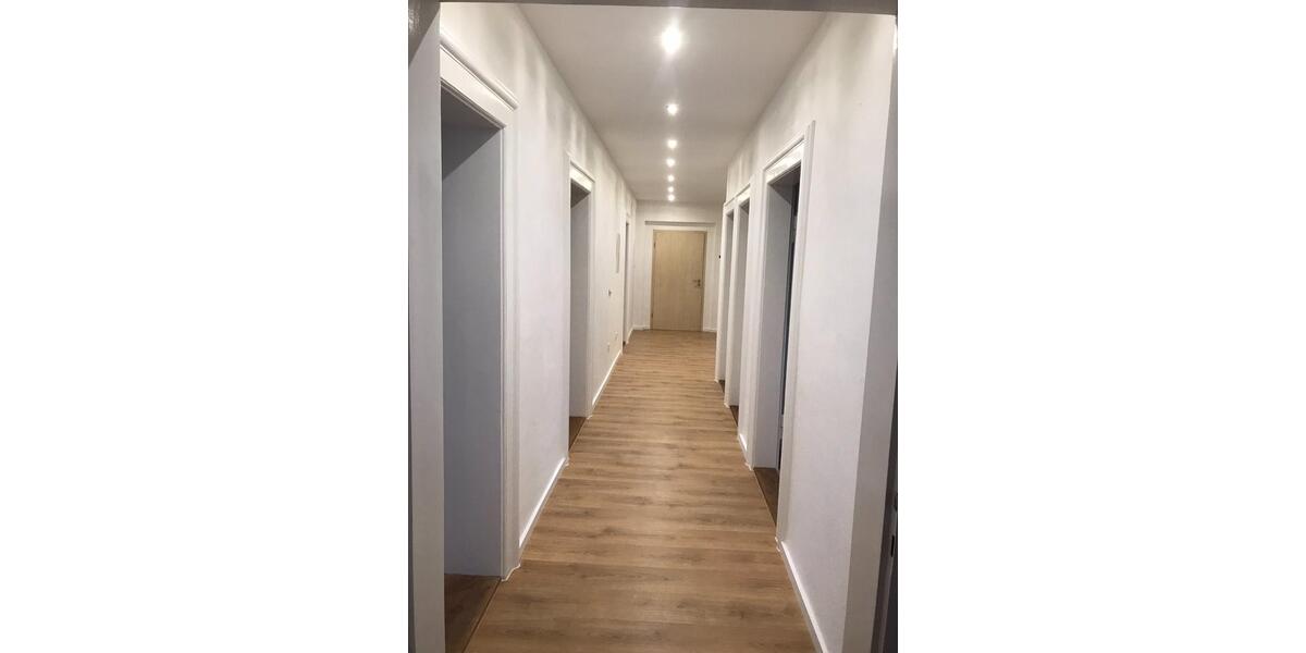 Renovierte Wohnung (Erstbezug Parterrre mit Garten und Balkon) 5 zimmer