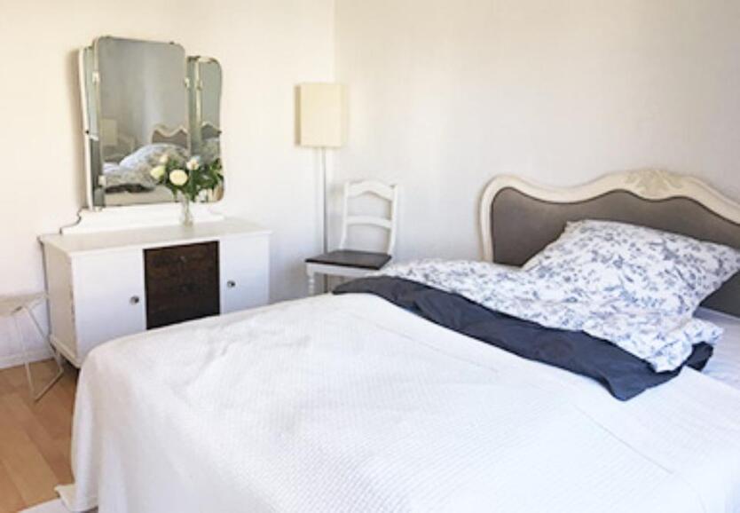 schönes, großes Zimmer für Pendlerin, Studentin, etc. zimmer