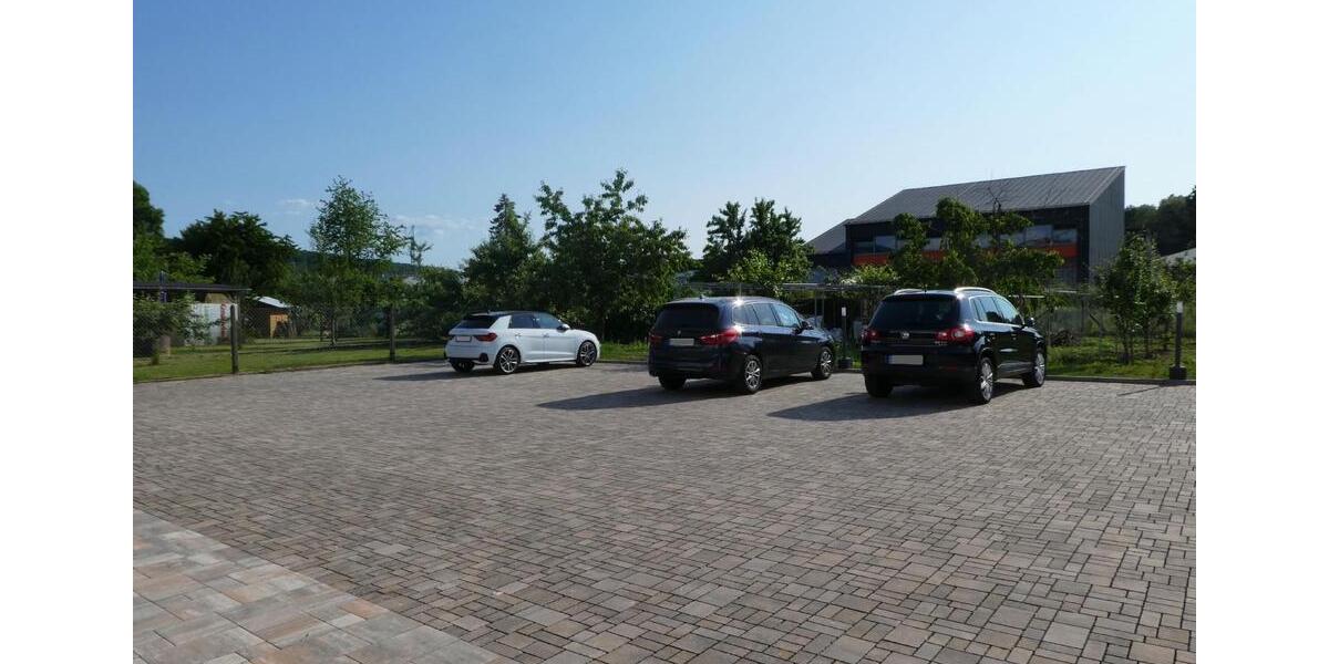 AUMÜLLER-Immobilien - Moderne energiesparsame 4-Zi-EG-Wohnung mit überdachtem Balkon und Carport 4 zimmer