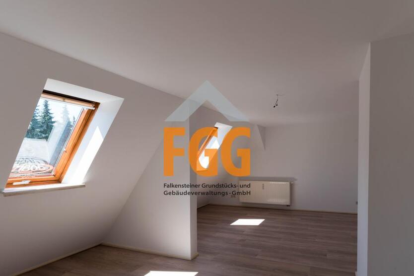 Große 4-R-Wohnung im Dachgeschoß zimmer