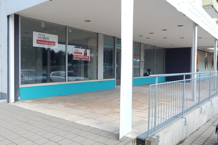 Gewerbefläche am Ortseingang von Freilassing - gute Zufahrtsmöglichkeit und Parkplätze vor dem Haus zimmer