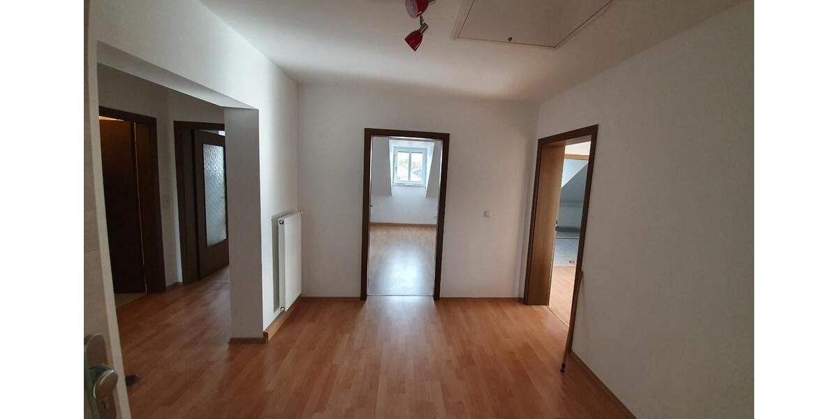 Dachgeschoßwohnung Osterhofen - 4 Zimmer, 111 m&sup2;, 800&euro; | Angebot:25722576