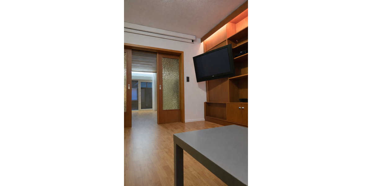 WG-Zimmer in großzügigem Haus (Misburg) nahe Bus&Bahn Haltestelle 4 zimmer