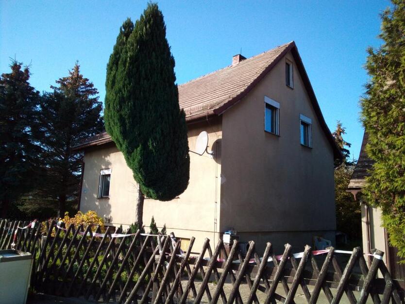 Haus zur Miete, sanierungsbedürftigrenovierungsbedürftig zimmer