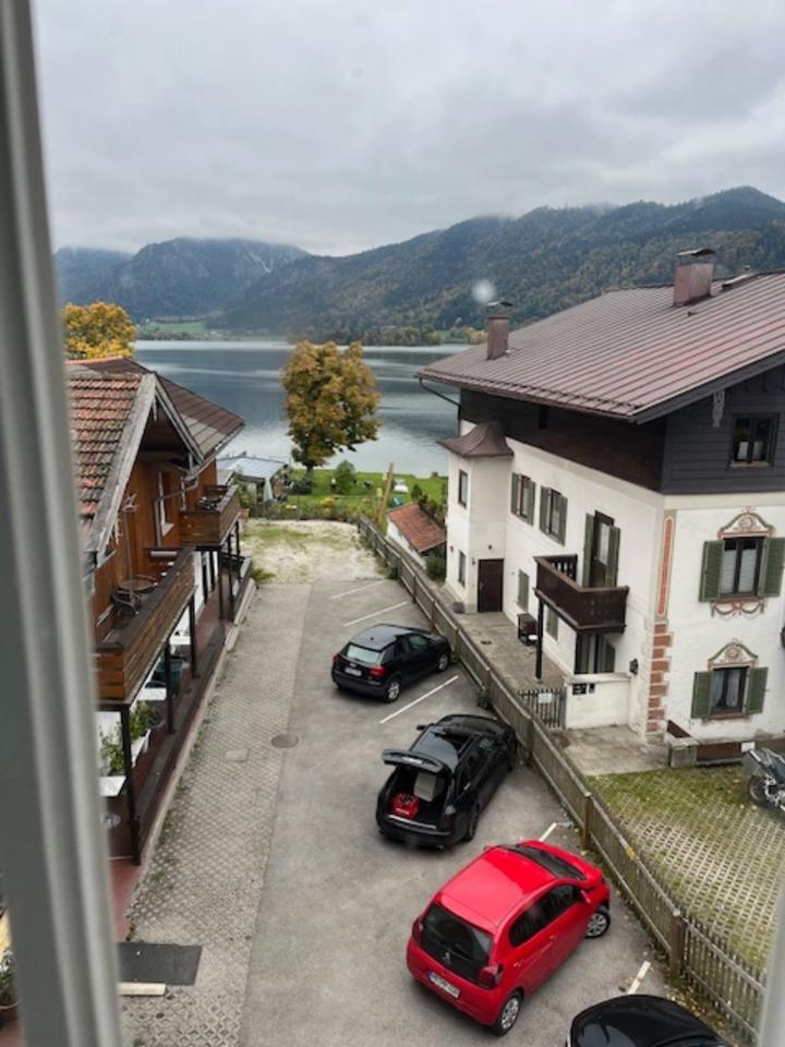 Ferienwohnung mit Balkon zum See am Schliersee zimmer