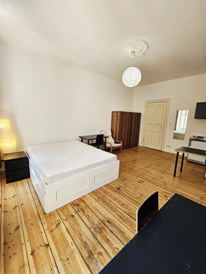 90 Very Big bright furnished WG-Room, own Kitchen, Großes helles zimmer