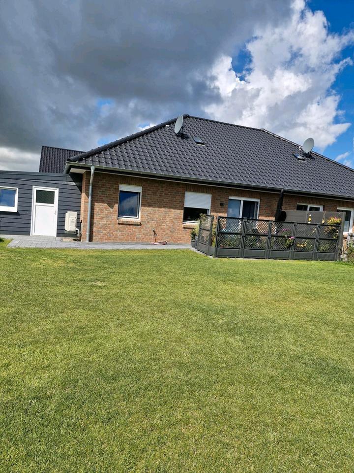 Moderne Doppelhaushälfte mit Carport und Garten
