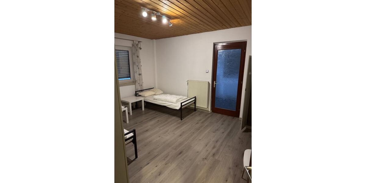 Großzügige 6-Zimmer-Wohnung ca. 140 m² teilmöbliert 6 zimmer