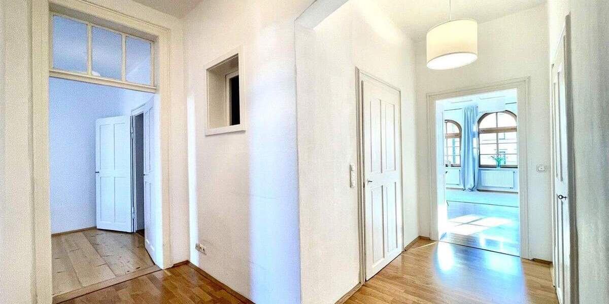 Lehel am Isartor. Zentrale Bestlage. Neu hochwertig möblierte 4 Zimmer. Großer Garten. Ab 3 Monate 4 zimmer