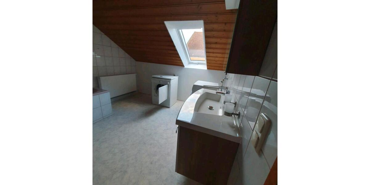 Dachgeschoßwohnung Salzweg - 4 Zimmer, 104 m&sup2;, 1.100&euro; | Angebot:25634213