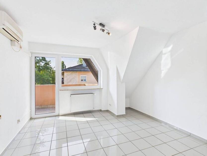 Lichtdurchflutete 3-Zimmer-Dachgeschoßwohnung mit Südbalkon, Einbauküche & ruhigem SchlafZimmer