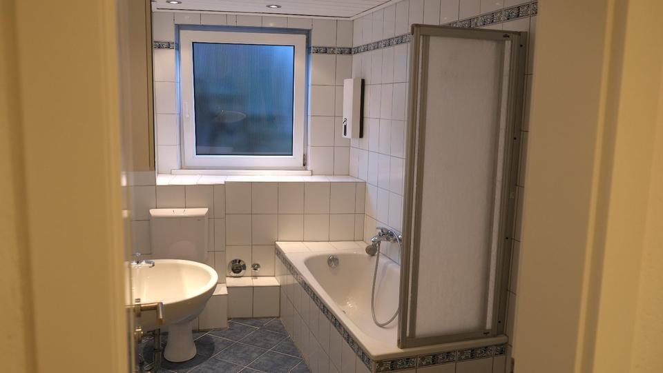 2 Zimmer, 50qm, frisch renoviert direkt an den u. Barmer Anlagen.