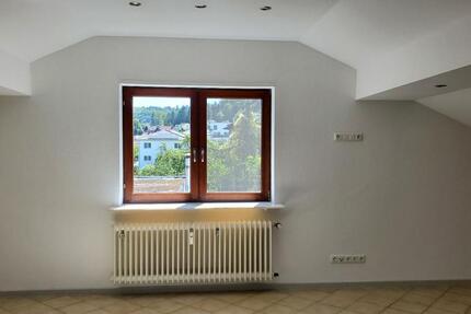 Großzügige 3-Zimmer-DG-Wohnung mit Einbauküche zimmer