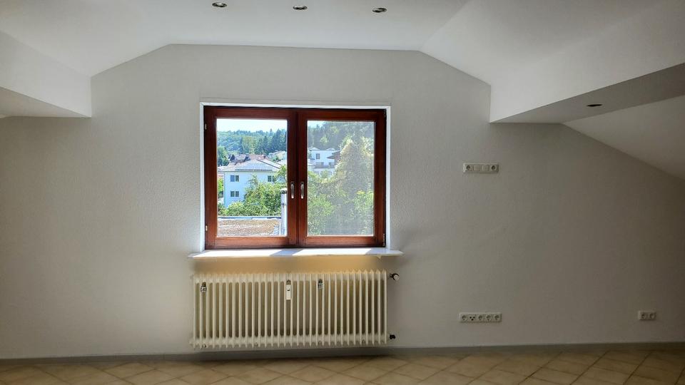 Großzügige 3-Zimmer-DG-Wohnung mit Einbauküche zimmer