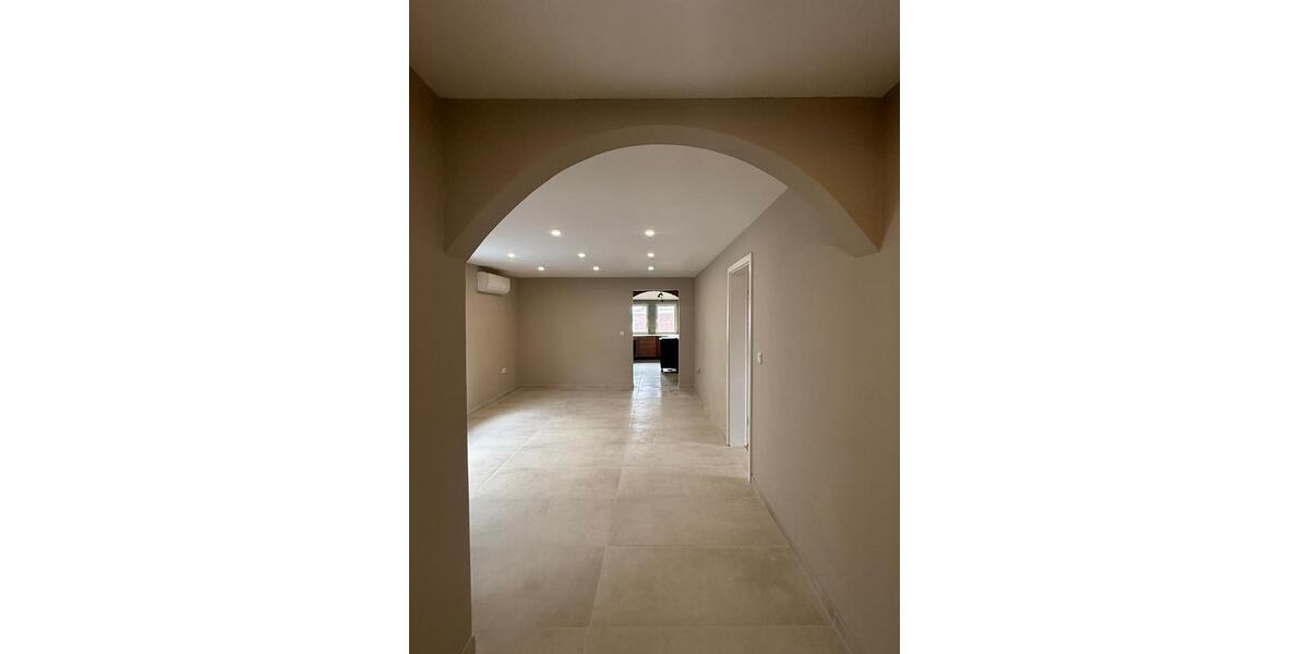 Großzügige, frisch renovierte Wohnung mit Kamin 6.5 zimmer