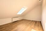 Frisch renoviert! Schönes WG-Zimmer in DG-Wohnung für junges Wohnen nahe Oldenburg Wildenloh