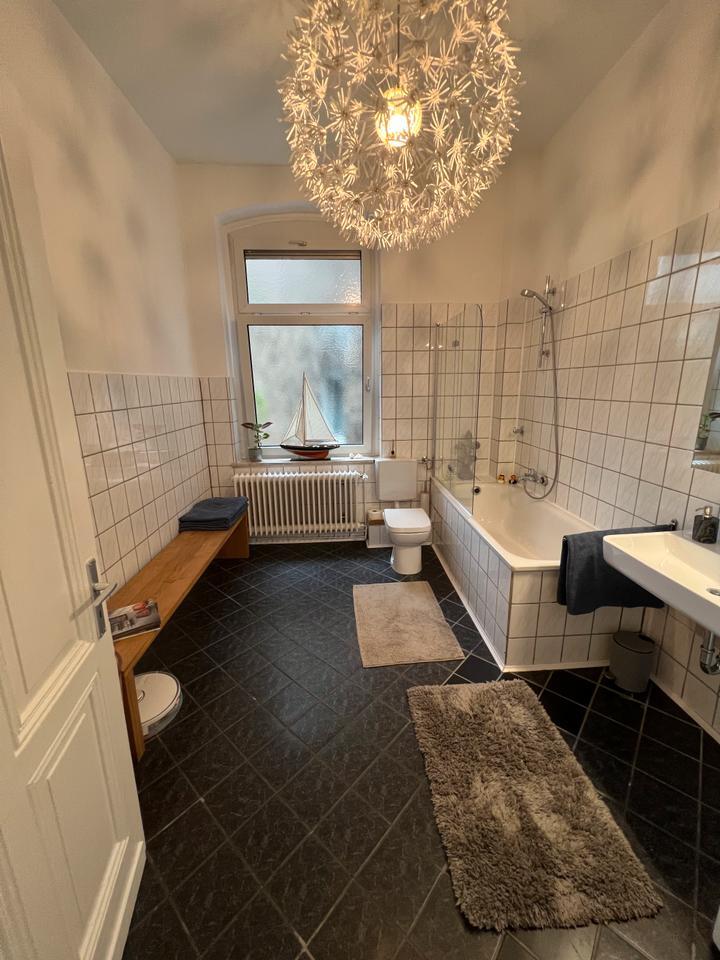 Helle 100qm Altbauwohnung mit 4 Zimmern und 3,5m Decken zimmer