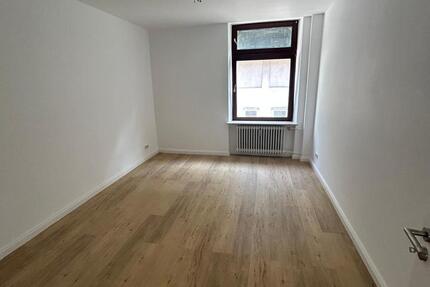 **Kernsaniertes WG-Zimmer mit Einbauküche und Balkon in Wuppertal** 1 zimmer