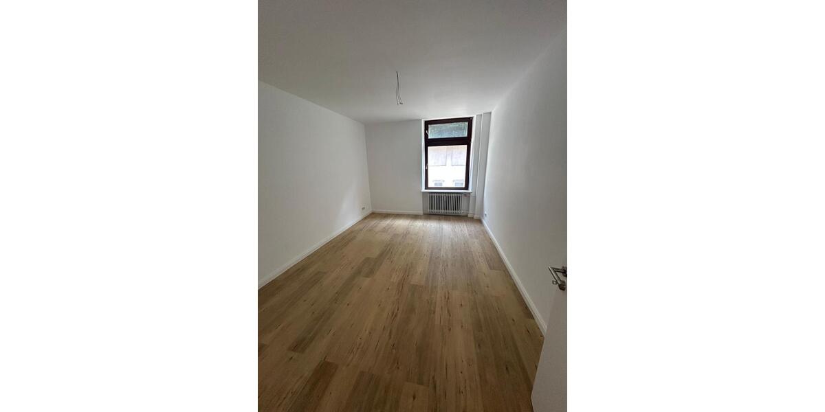 **Kernsaniertes WG-Zimmer mit Einbauküche und Balkon in Wuppertal** 1 zimmer