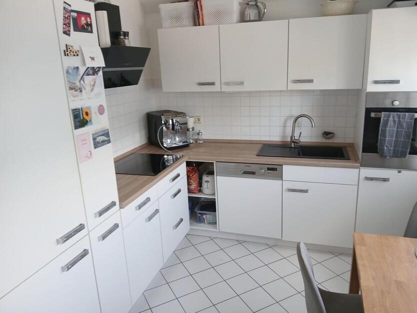 Moderne, geräumige Wohnung mit Balkon am Stadtrand. Einbauküche möglich!