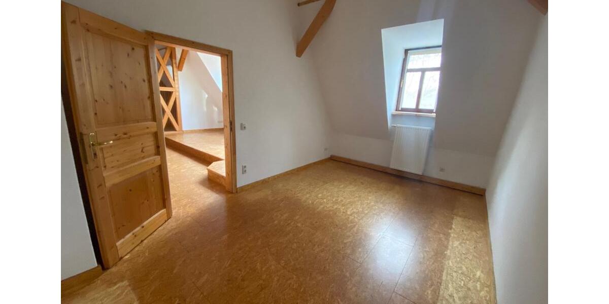 Dachgeschoßwohnung Glauchau - 3 Zimmer, 91 m&sup2;, 592&euro; | Angebot:24491587