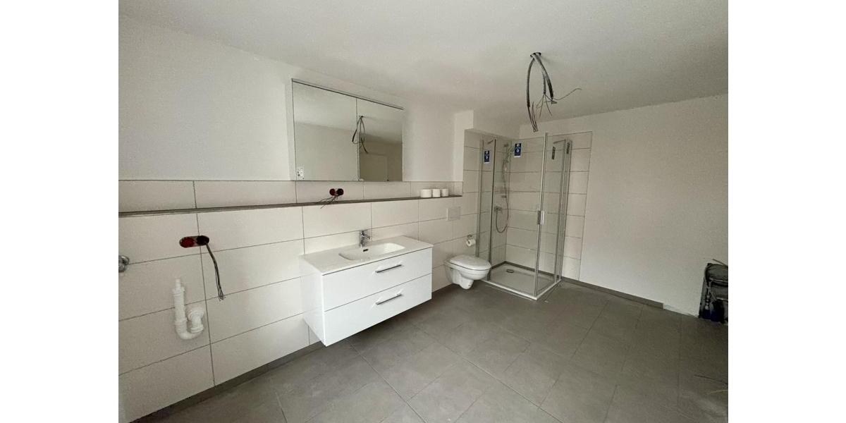 Neuwertige Dachgeschosswohnung mit hohen Decken | Balkon und Stellplatz 2 zimmer