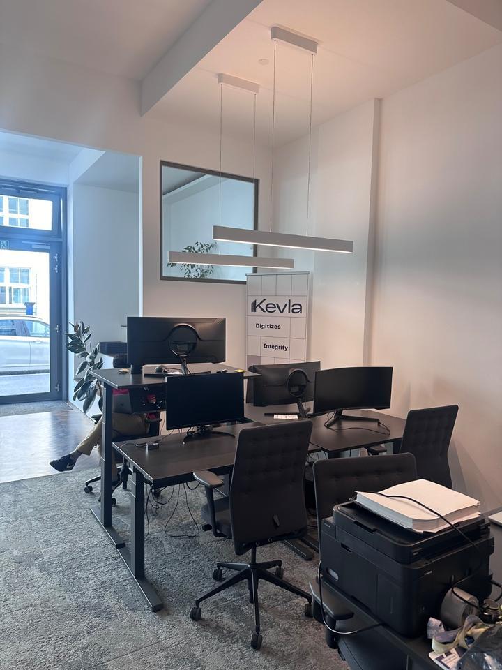 4 Schreibtische in kreativem Büro in Berlin MitteX-Berg