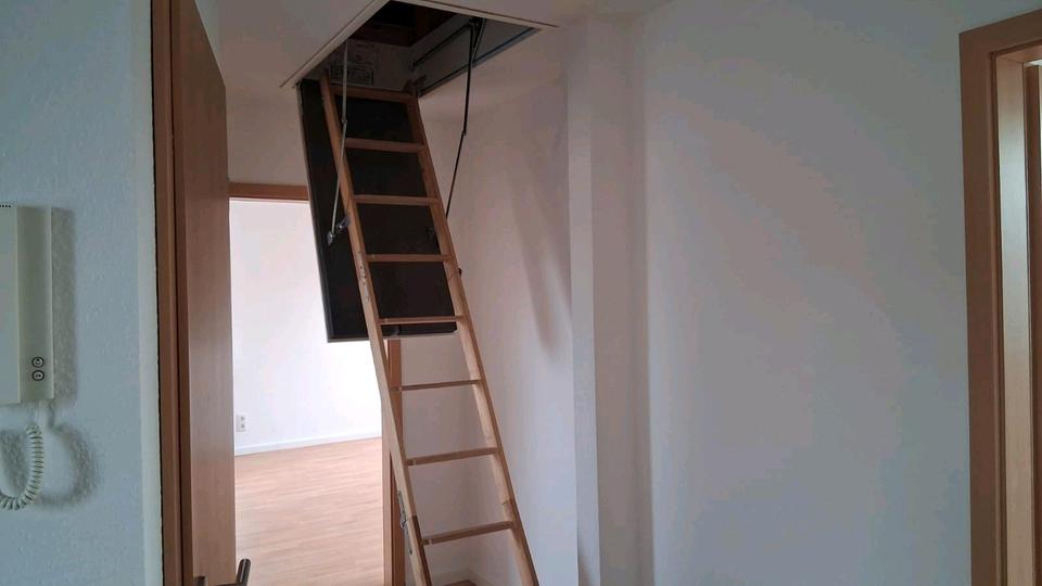 Schöne 2 Zimmer Dachgeschosswohnung ab sofort zu vermieten 2 zimmer
