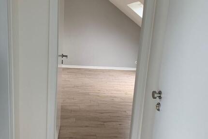 2 Zimmer, Einbauküche und Einbauschrank im Schlafzimmer im 3-Fami zimmer