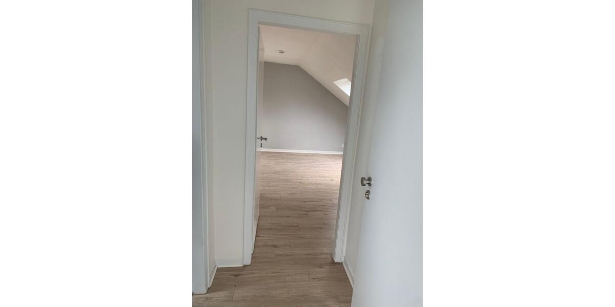 2 Zimmer, Einbauküche und Einbauschrank im Schlafzimmer im 3-Fami zimmer