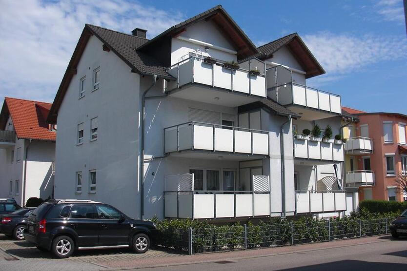 2-Zimmer, Küche, Bad, Balkon mit Stellplatz und Kellerraum