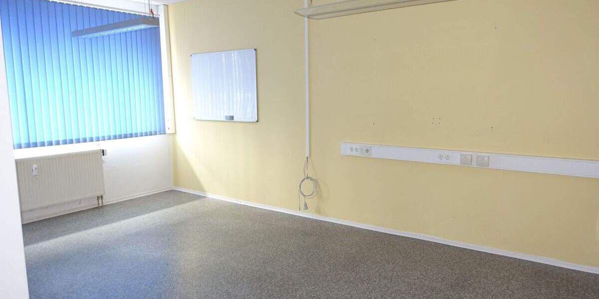 großzügige Büro- und Lagerräume mit 3 WC zimmer