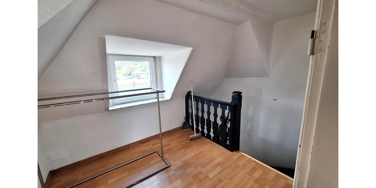 Dachgeschoßwohnung Flensburg - 2.5 Zimmer, 75 m&sup2;, 670&euro; | Angebot:26263086