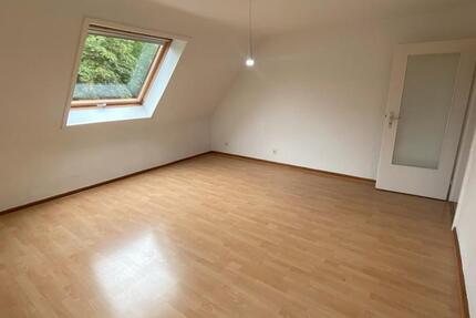 Modernisierte 2,5-Zimmer-Wohnung mit Küche, Garten und Keller