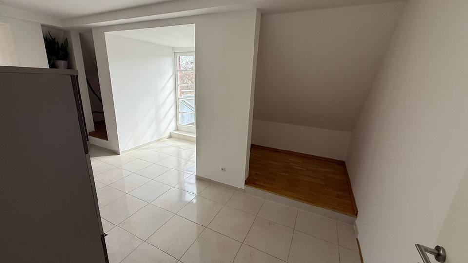 Dachgeschoßwohnung Schwerin Friedrichsthal - 4 Zimmer, 137 m&sup2;, 1.370&euro; | Angebot:25855164
